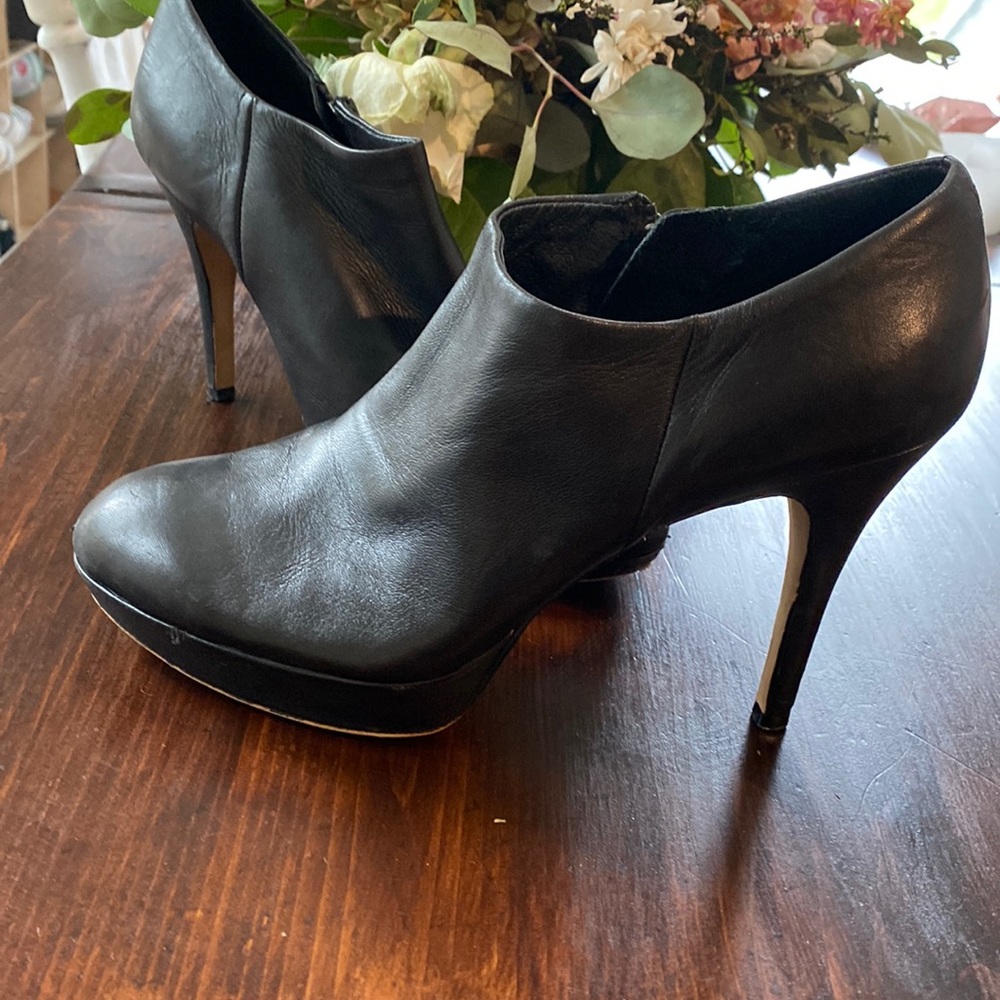 Vince Camuto "Elvin" Black Leather Platform Ankle Booties size 8.5